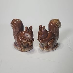 Vintage Pair Of Squirrels Eating Acorns/Corn Salt & Pepper Shakers